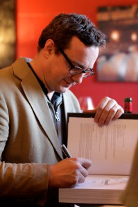 «Es ist ein besonderes Buch», sagt Neal Martin. Wenn man den Prolog liest, scheint er recht zu haben: «Is Motörhead an appropriate to begin a book on pomerol?», heisst es da. Das Buch enthält diverse Referenzen an Musik und Kultur. «Pomerol soll sich wie ein Read-Trip mit Musik im Autoradio lesen», erklärt Martin.