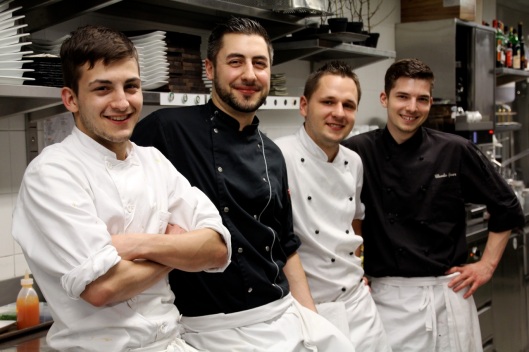 Flavio Fermi (2. v.l.) mit seinem Küchenteam: Gennaro Luongo (Lehrling), Tarik Lange (Garde Manger) und Claudio Spaar (Chef Patisserie).