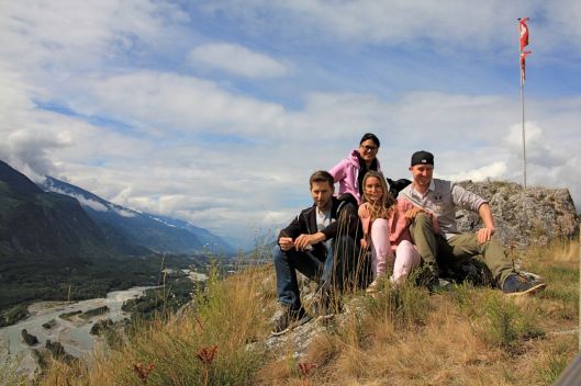 Waren in Varen: Zwei Swiss-Avanger-Rapper inklusive Weinköniginnen – und Hund (gut versteckt).
