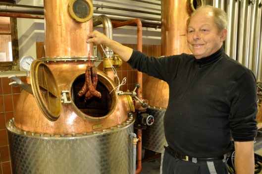 Experiment geglückt: Brennmeister Ueli Gysin präsentiert die Chrisi-Würste aus dem Kirsch-Kessel.