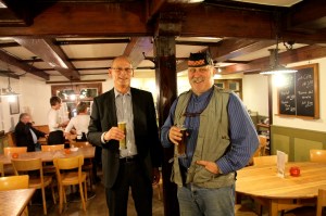 Niggi Wirz und Peter Jörger freuen sich über den gelungenen Umbau.