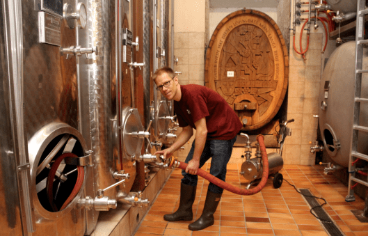 Gold für den Maispracher Riesling-Sylvaner: Thomas Engel hat beim schwierigen 2013er-­Wein gute Arbeit geleistet.