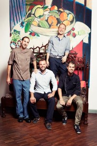 Haben bald ein zweites Standbein im Gundeli: Tim Kröpfli (rechts) wird Geschäftsführer im «eo ipso», Marc Stocker, Daniel Brunner und Mathias Nydegger (v.l.) bleiben im «5 Signori».