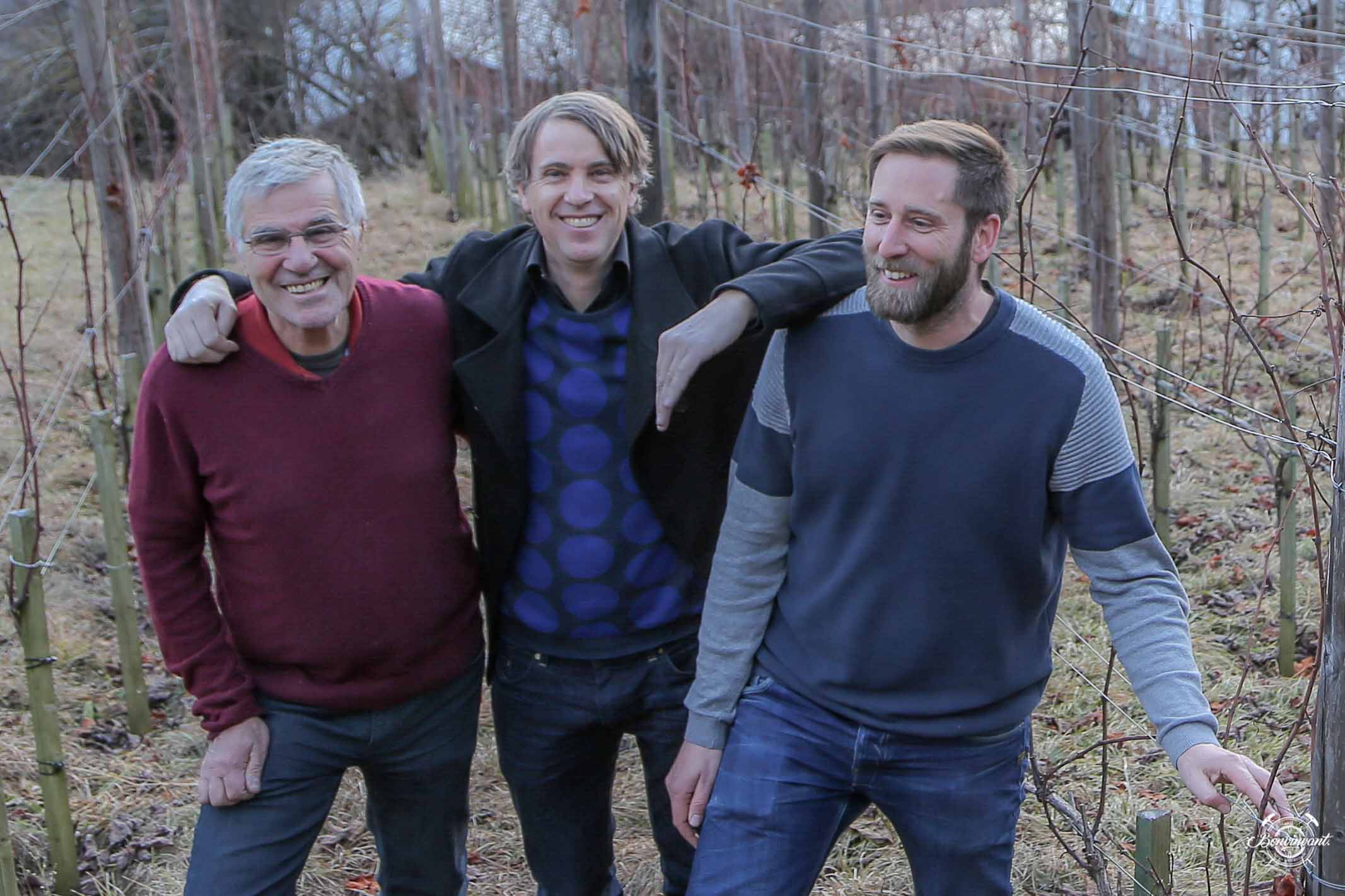 Das Candrian-Trio: Hannes, Martin und Aron Candrian im Resvegl-Rebberg im Osten von Sagogn.